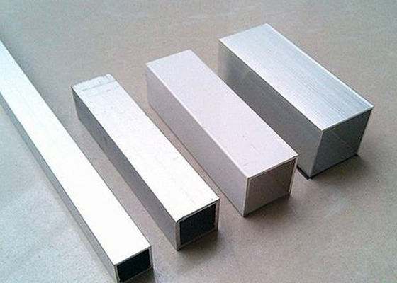 Perfis de alumínio padrão de prata da extrusão do revestimento 0.7mm do moinho